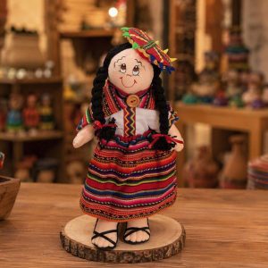 Mujer campesina traje típico con parante
